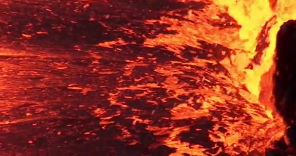 Explodierender Vulkanausbruch Spritzt Aus Krater Geschmolzene Lava — Stockvideo