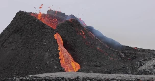 Erupção Vulcânica Vermelho Quente Lava Closeup Erupção Vulcão Montanha — Vídeo de Stock