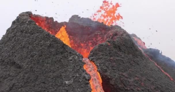 Erupción Volcánica Lava Caliente Roja Erupción Primer Plano Volcán Montaña — Vídeo de stock