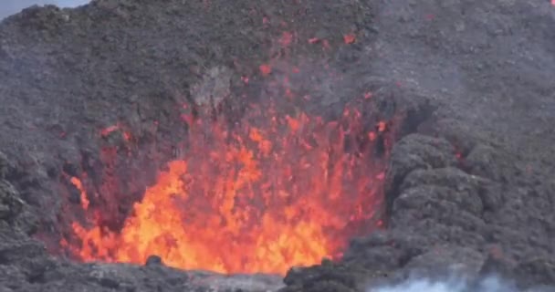 Hete Lava Spatten Omhoog Vulkanische Berg Hawaii Nationaal Park — Stockvideo