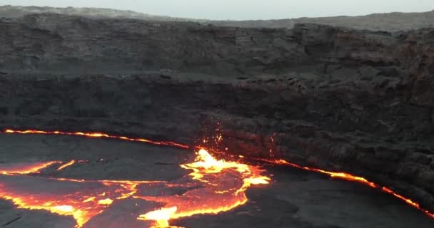 Gorąca Lawa Rozbryzgana Górę Wulkanicznym Parku Narodowym Hawaje — Wideo stockowe