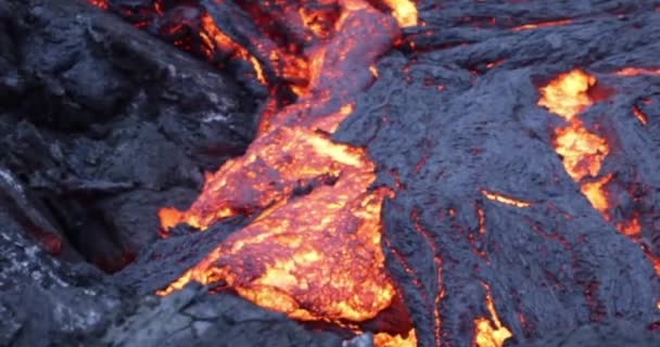 Smeltet Lava Som Strømmer Nær Overflaten Kald Flyt Hawaii Vulkanmagma – stockvideo