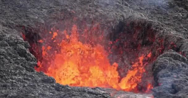 Hot Lava Splattered Upwards Volcanic Mountain Hawaii National Park — Stock Video