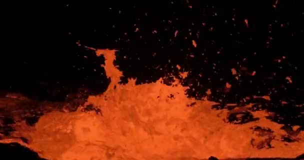Close Lava Spetterde Omhoog Vulkanische Filmische Beelden Achtergrond — Stockvideo