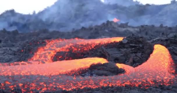Lava Fundida Fluyendo Cerca Superficie Flujo Frío Hawaii Volcanes Magma — Vídeos de Stock