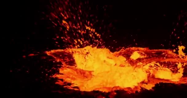 Close Lava Salpicado Para Cima Vulcânica Filmagem Cinematográfica Fundo — Vídeo de Stock