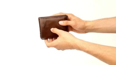 Boş cüzdanın izole edilmiş beyaz arka plan, açık cüzdan ve yoksulluk kavramı için fatura ödemeye parası yok.