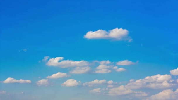 Czas Upływa Biały Puszyste Chmury Przeciwko Błękitne Niebo Time Lapse — Wideo stockowe