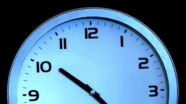 时钟面对时间的流逝 显示时钟在经典的壁钟背景上滴答滴答滴答的时间 — 图库视频影像
