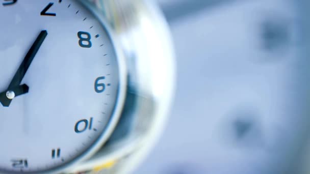 拡大鏡で高級時計危機管理の概念の背景のために不足している時間 — ストック動画