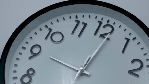 時計の顔の時間の経過 時計時間の経過を示す古典的な壁時計の背景にチェック — ストック動画