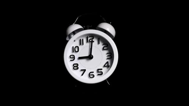 白い目覚まし時計がタイムラプスタイムを実行孤立した黒の背景色を通過 閉鎖4K — ストック動画