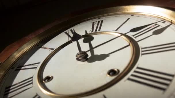 Reloj Antiguo Zoom Reloj Vintage Números Romanos Girando Negro Oscuro — Vídeos de Stock