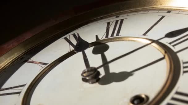 Old Fashioned Clock Zoom Vintage Watch Römische Ziffern Drehen Sich — Stockvideo