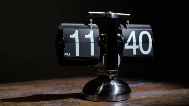 Relojes Flip Vintage Sobre Fondos Negros Oscuros Madera Timelapse Zoom — Vídeo de stock