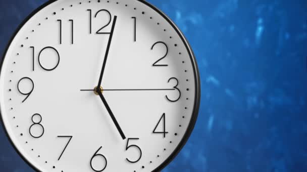 Проміжок Часу Сучасному Настінному Годиннику Білий Годинник Йде Вперед Годинник — стокове відео