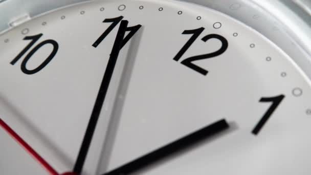 Feche Uma Seta Relógio Parede Mostrando Ponteiro Hora Minuto Movendo — Vídeo de Stock