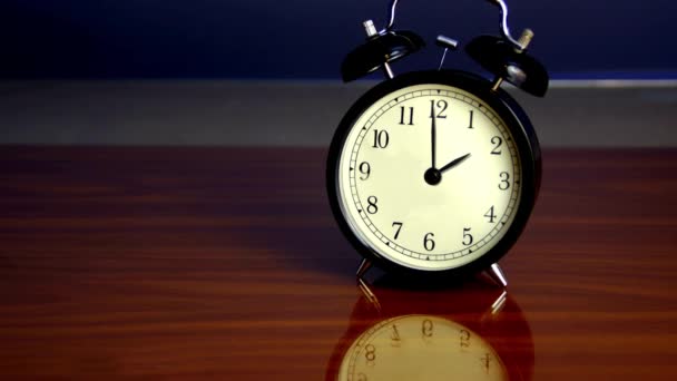 Relógio Alarme Preto Executando Timelapse Tempo Passando Cor Fundo Madeira — Vídeo de Stock
