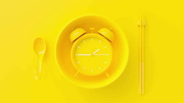 Despertador Timelapse Colher Prato Tigela Chopstick Fundos Amarelos Relógio Rosto — Vídeo de Stock