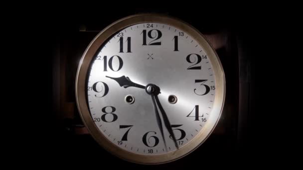 タイムラプスクロックウォールはタイムフローの概念でズームアウトします 4K腕時計の矢印はホラーダークシャドウで回転 — ストック動画