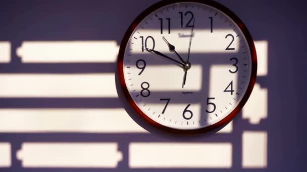 Reloj Alarma Moderno Reloj Pared Con Movimiento Las Manos Negras — Vídeos de Stock