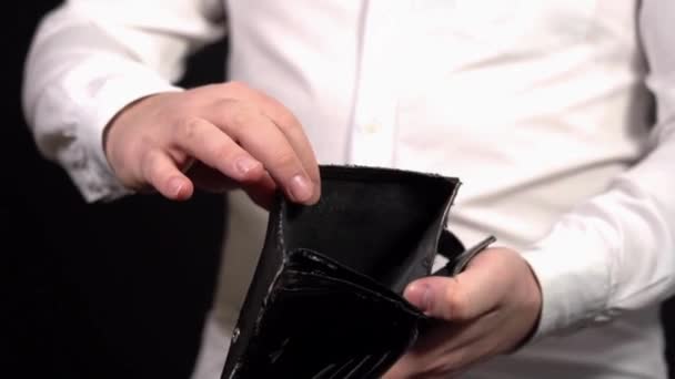 Man Opening Zwart Lederen Portemonnee Lege Portemonnee Werkloosheid Tijdens Financiële — Stockvideo