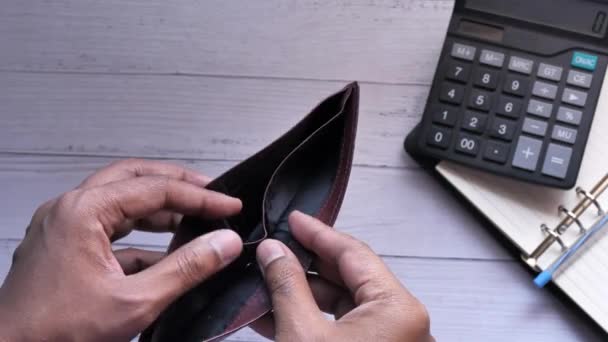 Homem Contando Despesas Mostrando Uma Carteira Dinheiro Vazio Mesa Com — Vídeo de Stock