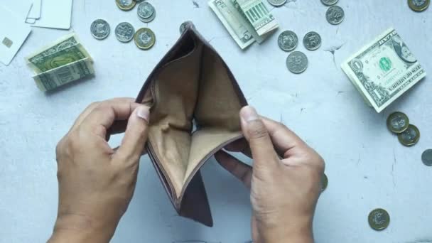 Cüzdanı Boş Bir Adam Eli Masaya Dağılmış Bozuk Paralar Nişanlı — Stok video