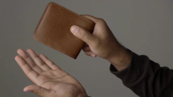 사업가가 사업을 지갑을 흔들고 영상을 클로즈업 — 비디오