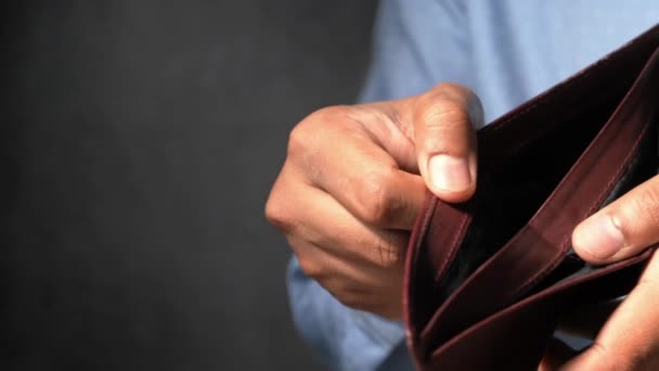 Κοντινά Αντρικά Χέρια Επιχειρηματία Που Δείχνουν Άδειο Πορτοφόλι Έννοια Της — Αρχείο Βίντεο