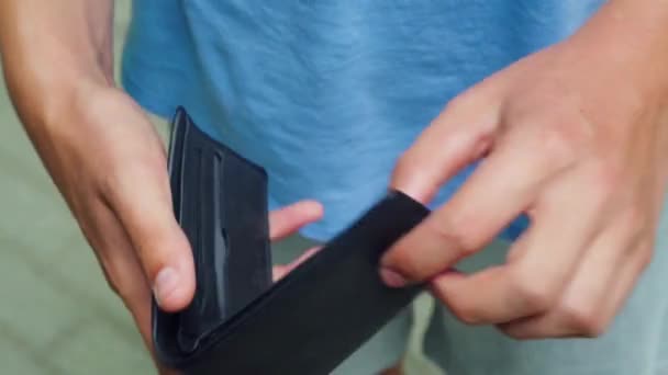 Nahaufnahme Hand Mann Öffnen Eine Leere Brieftasche Weil Geld Verloren — Stockvideo