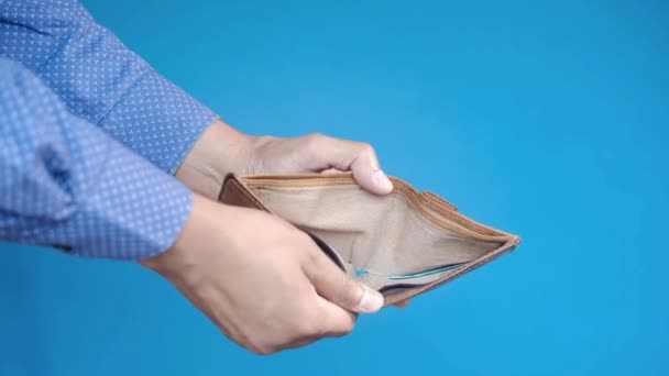 破产和金钱损失的概念 在孤立的背景下持有没有现金的旧的空钱包的养恤金领取者 — 图库视频影像