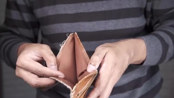 Video Closeup Dari Seorang Pengusaha Muda Menggoyang Dompetnya Yang Kosong — Stok Video