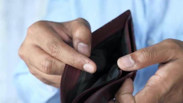 Mann Blickt Durch Geldbörse Ohne Bargeld Kein Geld Und Karten — Stockvideo