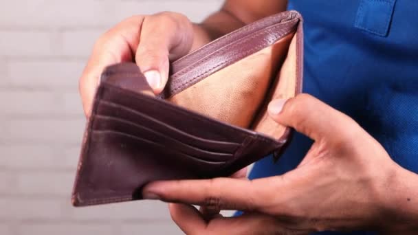Mann Schaut Hinein Und Zeigt Leere Brieftasche Inflation Geld Arbeitslosigkeit — Stockvideo