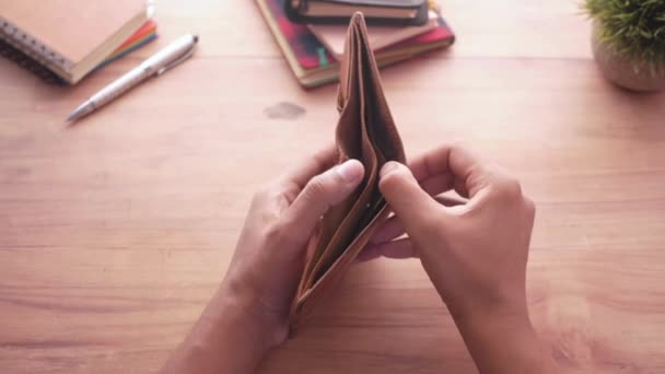 Isolierter Hintergrund Der Person Mit Leerem Portemonnaie Kreditkarte Schulden Kosten — Stockvideo