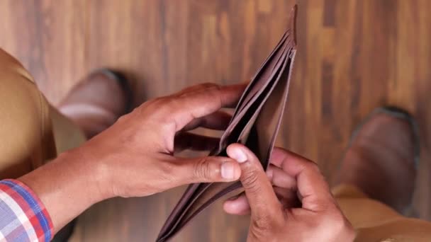 Hombre Cerca Abre Una Billetera Vacía Sin Dinero Tiene Nada — Vídeos de Stock