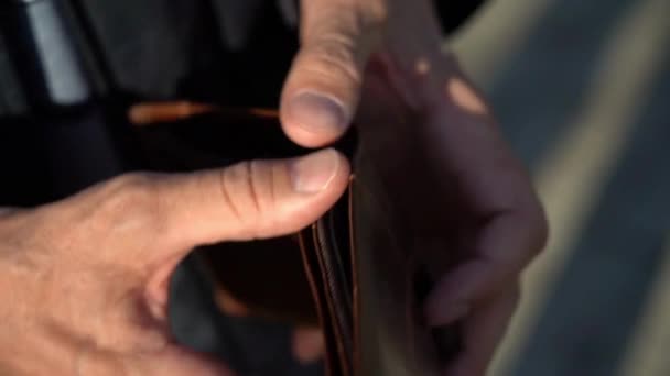 Close Mann Hände Öffnen Eine Leere Brieftasche Finanzkrise Kein Geld — Stockvideo