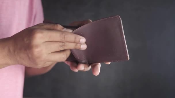 人の手を閉じて空の財布を開く金融危機お金の貧困概念の危機は貧しい — ストック動画