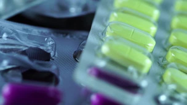 Çeşitli Ilaçların Kabarcıkları Kapatılıyor Farklı Haplar Arka Plan Bağımlılığı Aşırı — Stok video