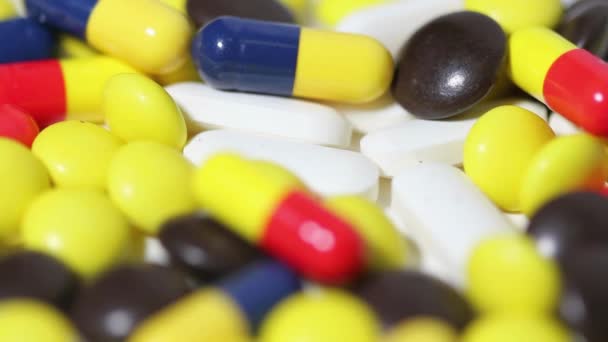 Kilka Różnych Pigułek Leczenie Tabletki Tło Kapsułki Leki Nadużycie Przedawkowanie — Wideo stockowe