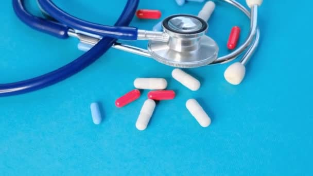 Capsule Pil Verschillende Geneesmiddelen Tabletten Drugs Met Stethoscoop Selectieve Focus — Stockvideo