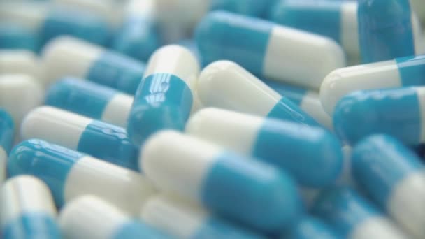 Cerrar Muchas Pastillas Blancas Azules Medicina Tabletas Cápsulas Fondo Ciencia — Vídeo de stock