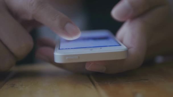 Fêmea Close Relaxa Casa Usando Smartphone Rolando Mensagem Texto Internet — Vídeo de Stock