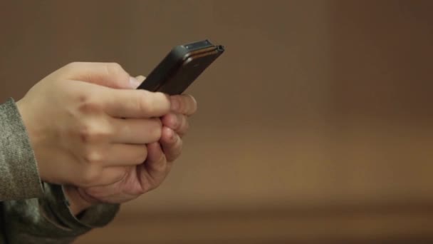 男性の手のスマートフォンは オンラインとメッセージングアプリを閲覧ソーシャルメディアのテキストをスクロールします デジタル技術 — ストック動画