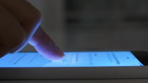 Κοντινό Πλάνο Κύλιση Χέρι Τηλέφωνο Κρατώντας Τηλέφωνο Χρησιμοποιώντας Κινητό Smartphone — Αρχείο Βίντεο