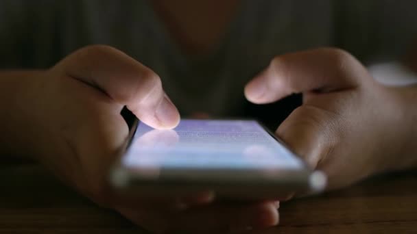 暗闇の中でスマートフォンをスクロール ガジェット中毒ソーシャルメディア技術革新チェック電話 — ストック動画