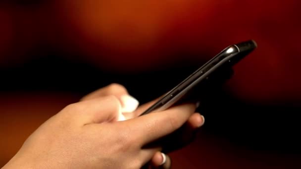Close Mãos Pessoa Usando Smartphone Celular Tapping Rolagem Assistindo Conceito — Vídeo de Stock