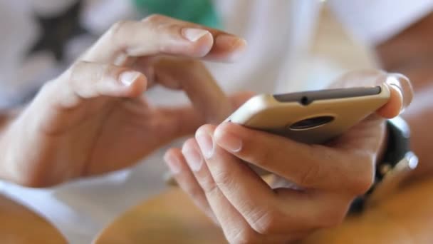 Closeup Κρατώντας Κινητό Τηλέφωνο Χρησιμοποιώντας Smartphone Mobile Apps Κύλιση Έξυπνο — Αρχείο Βίντεο