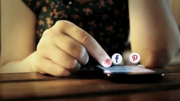 Sosyal Medya Simgesi Uçuşan Internet Sosyal Medya Uygulamalarını Kullanan Yakın — Stok video